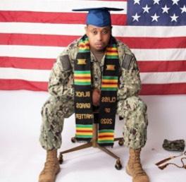 学生穿着军装，戴着毕业帽，围巾上写着 