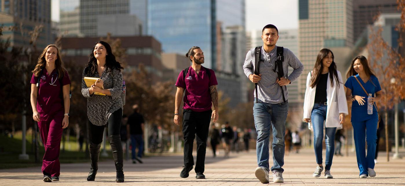 密歇根州立大学丹佛 students walking together on campus