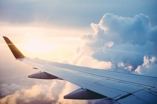 乘客从飞机机翼和天空中看到的景象.