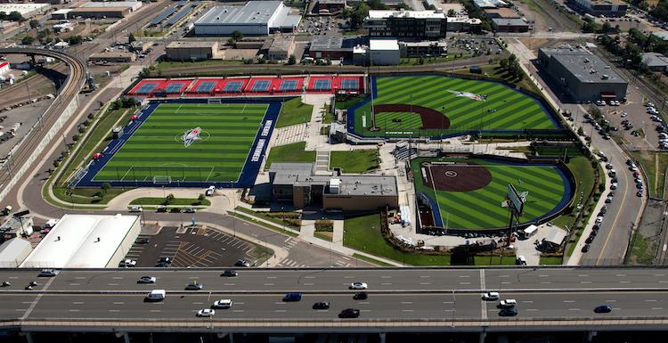 带垒球场的综合运动场鸟瞰图, baseball field, 足球场和网球场.