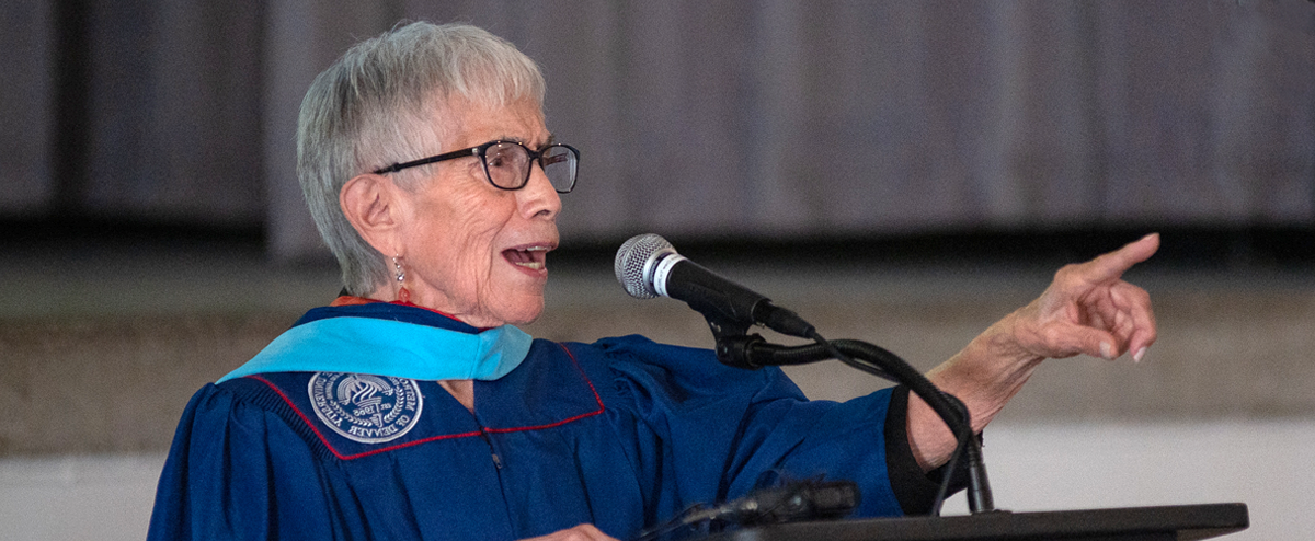安娜·乔·加西亚·海恩斯穿着密歇根州立大学丹佛分校的徽章, 在教学艺术硕士授勋典礼上，他在一个带麦克风的讲台上讲话, 五月, 2023.