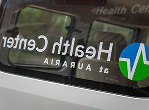 “Auraria保健中心”汽车窗框