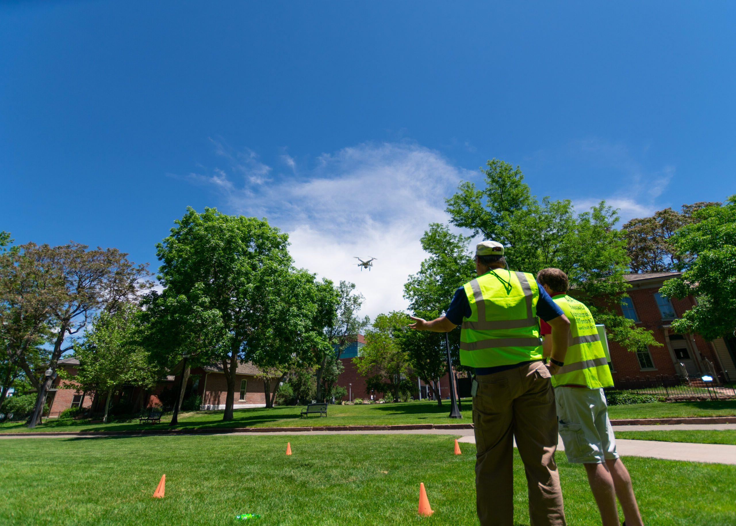 乔什·诺埃尔, 项目协调人, 和亚历克斯·杜桑, 航空技师, 用无人机测绘第九街公园吗.