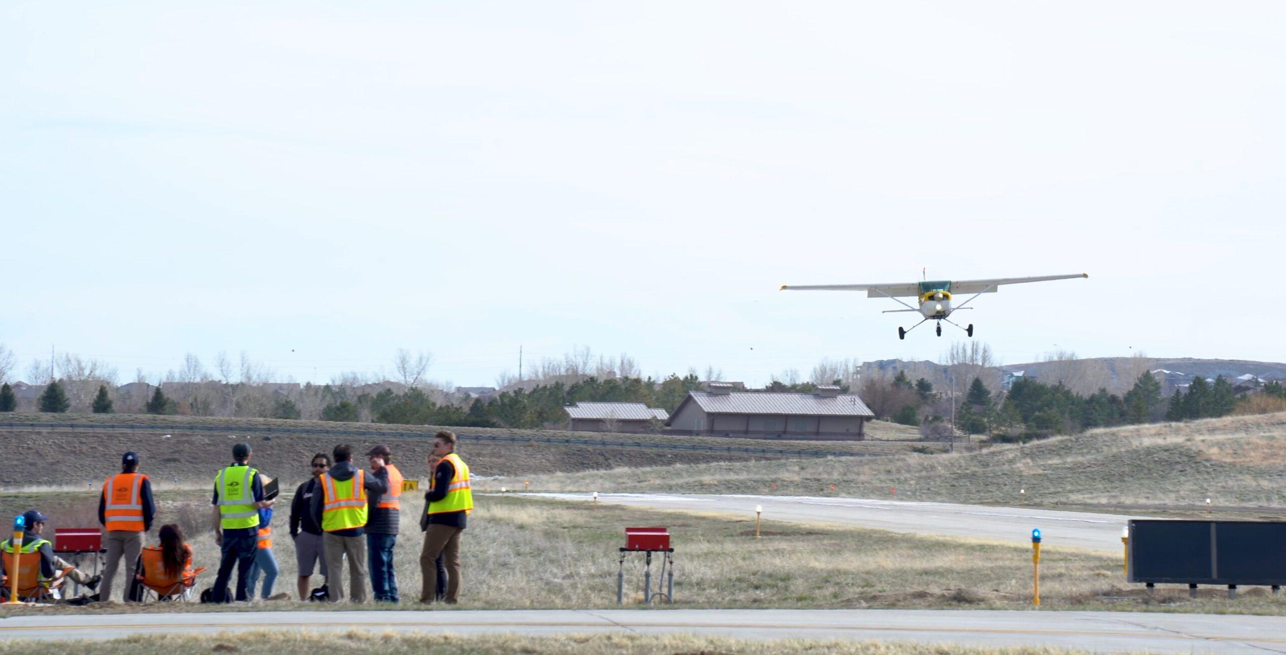 密歇根州立大学丹佛分校精确飞行队在伊利市机场练习.