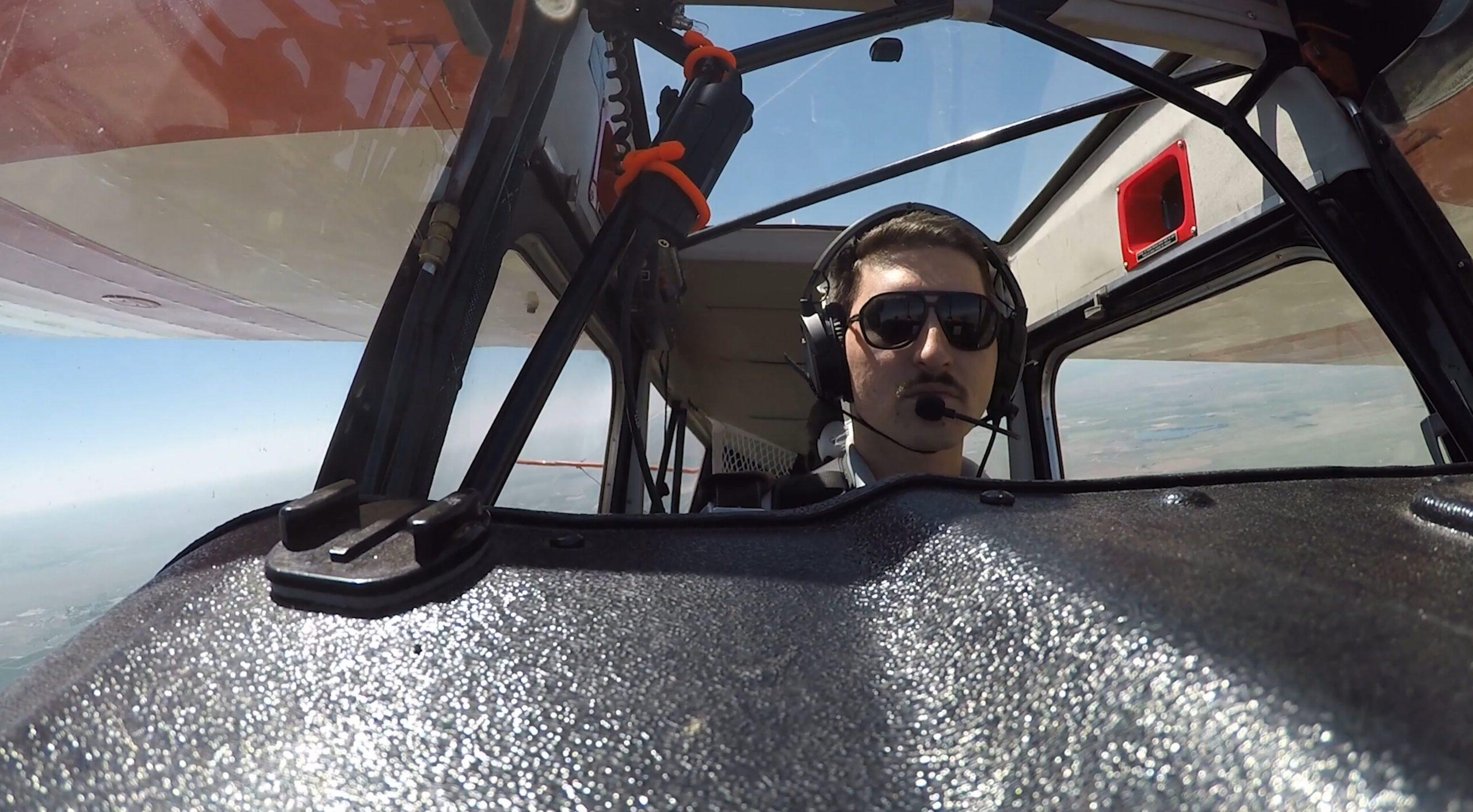 密歇根州立大学丹佛分校的学生在一架特技飞行飞机的驾驶舱里.