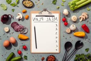 剪贴板上写着膳食计划，周围是水果和蔬菜